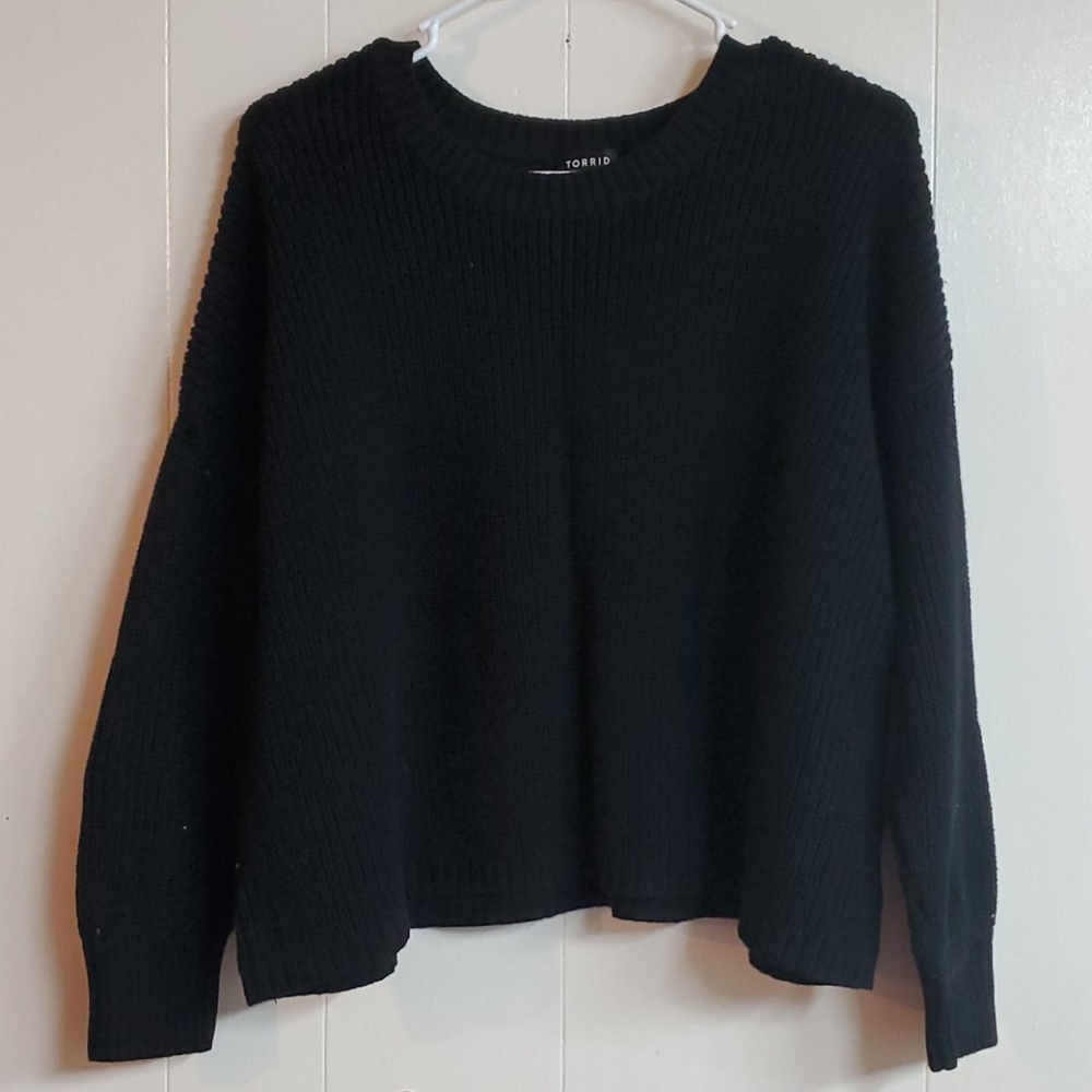 Blaxk crop sweater